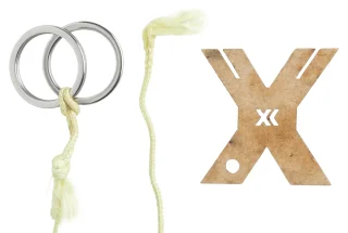 Zwei Stahlringe und ein Holz-X inklusive.