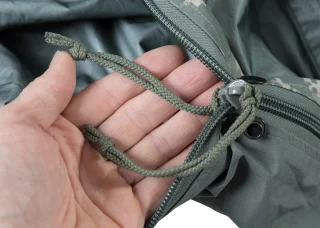Der obere Reißverschluss hat auch innen einen Zipper.