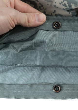 Das Bivy hat innen auf beiden Seiten des Reißverschlusses Druckknöpfe zur Befestigung am US Schlafsack. Er funktioniert auch mit anderen Schlafsäcken sehr gut unaufgeknöpft.