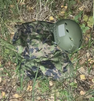 Maston Olivgrün lackierter Helm, Foto mit Blitz, mit M05 RES Hosen. Helm Klettverschluss (foliage green) nicht lackiert.