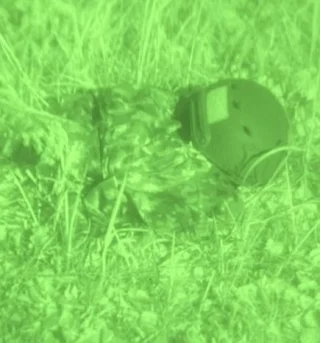 Maston Olivgrün lackierter Helm, PVS14omni7, IR-beleuchtet, mit M05 RES Hosen. Helm Klettverschluss (foliage green) nicht lackiert.