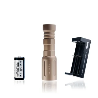 Dieses Lichtpaket enthält den PLHv2-Lichtkopf, das 18350-Gehäuse und die Endkappe. Es enthält außerdem einen Modlite 1200mAh 3500mAh 18650-Akku und das XTAR MC2-Ladegerät. Die Leuchte hat eine Scout-Stil-Montageplattform, aber die Scout-Halterung muss separat erworben werden, zum Beispiel bei uns.