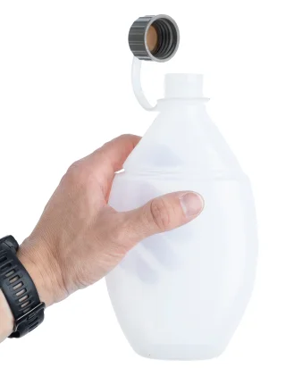 Eine durchsichtige Flasche ist praktisch, denn so können Sie leichter erkennen, welches "Gift" Ihnen Ihre neidischen Parteigenossen vielleicht verabreichen wollen.