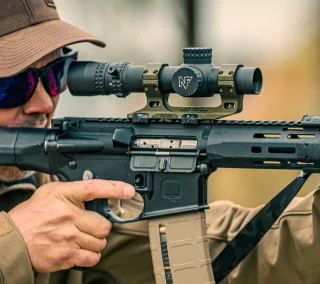 Dies ist das Modell mit 43 mm / 1,7" Zielfernrohrhöhe.
