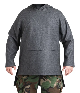 Der Brustumfang des Models beträgt 138 cm, die Größe 1,85 m und er trägt Größe L/XL.