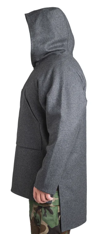 Der Brustumfang des Models beträgt 138 cm, die Größe 1,85 m und er trägt Größe L/XL.
