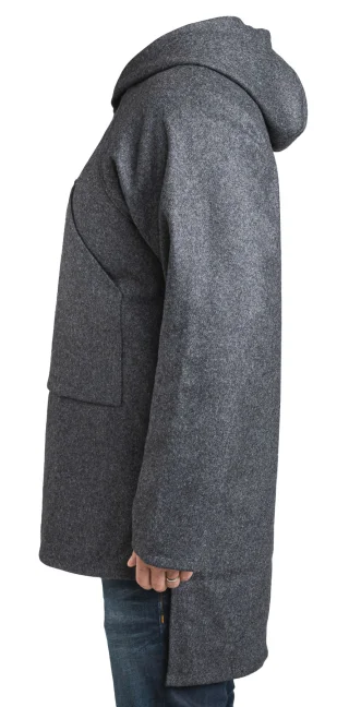 Der Brustumfang des Models beträgt 118 cm, die Größe 1,78 m und er trägt Größe S/M.