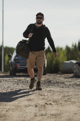 Die Größe des Models beträgt 175 cm und der Taillenumfang 99 cm. Es trägt Größe Large.
