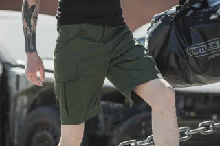 Das Model ist 6 ft groß und hat einen Taillenumfang von 33.9". Trägt Größe Small.