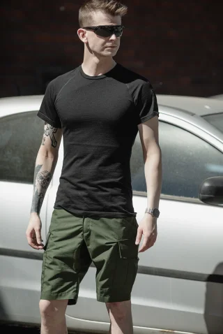 Das Model ist 6 ft groß und hat einen Taillenumfang von 33.9". Trägt Größe Small.