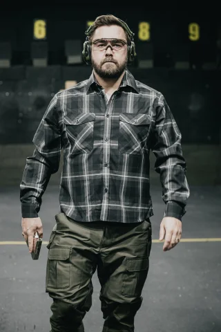 Die Größe des Models beträgt 175 cm, der Brustumfang 119 cm und der Taillenumfang 99 cm, trägt Größe X-Large Regular.