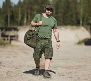 Die Größe des Models beträgt 175 cm und der Taillenumfang 99 cm. Es trägt Größe Large.