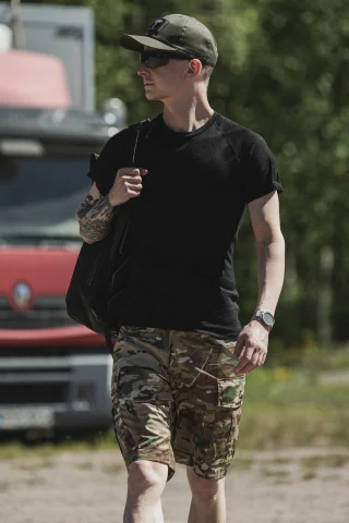 Das Model ist 6 ft groß und hat einen Taillenumfang von 33.9". Trägt Größe Small.
