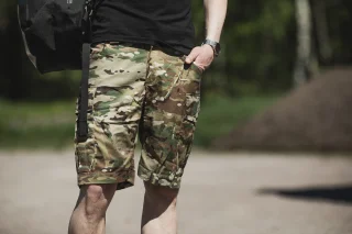 Das Model ist 6 ft groß und hat einen Taillenumfang von 33.9". Trägt Größe Small.