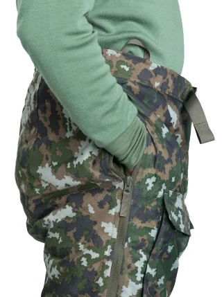 Die Beinreißverschlüsse ermöglichen Belüftung sowie den Zugriff auf die Taschen der Hosen, die darunter getragen werden.