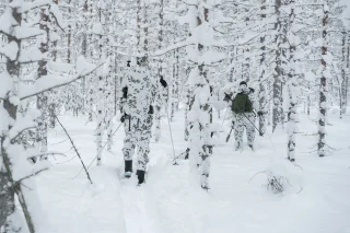 Links L5 Thermal Patrol Schutzanzug, rechts L7 Camouflage Anorak und Hosen.