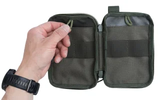 Flache Taschen und Befestigungsschlaufen auf beiden Seiten, vier Stiftschlaufen auf der linken und zwei Werkzeugschlaufen auf der rechten Seite.