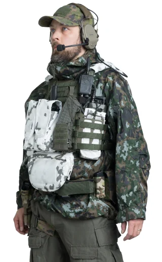 Funkgerätetasche am Flügel befestigt, nicht am Cummerbund.