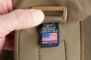 Hergestellt in den USA von Bijan’s Protective Equipment (BPE-USA) – zumindest die, die wir überprüft haben. Wir wissen nicht, ob diese auch von anderen Unternehmen hergestellt wurden. Lassen Sie sich also nicht beunruhigen, wenn Sie andere Logos finden.