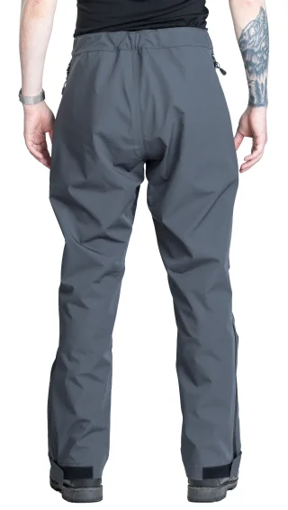 Modellgröße: 183 cm, Brustumfang: 98 cm, Taillenumfang 86 cm. Konfektionsgröße ist Medium Regular.