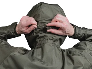 Die Kapuze lässt sich vielseitig verstellen und passt sowohl auf einen blanken Kopf als auch über einen Helm.