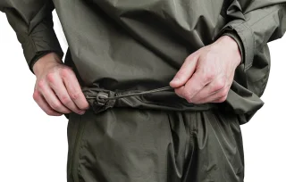 Elastische Kordelzugverstellung am Saum vorne und hinten