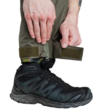 Hosenbeine haben einen Klettverschluss zur Weitenregulierung.