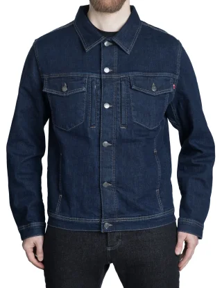 Modelgröße: 182 cm, Brustumfang: 95 cm, Taillenumfang: 88 cm. Trägt Größe: Medium Regular.
