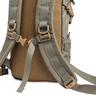 Padded fixed shoulder straps with D-hooks for hanging stuff and a sternum strap.
