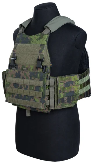 Viertelklappen werden mit One-Wrap-Fingern an den Seiten der Tasche des SCARAB LT-Plattenträgers befestigt. Sie haben eine vordere Klappenöffnung, unter der der kürzere SCARAB Cummerbund befestigt wird (separat erhältlich).