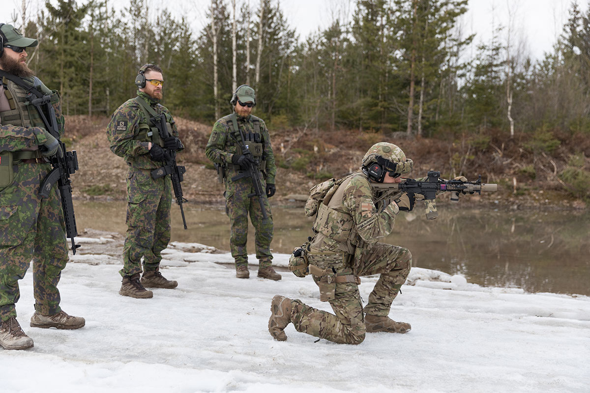 Jari shows the firing position from the knee and how to get into the position.