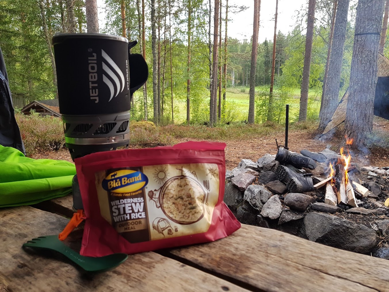 Jetboil ja pussiruoka leirtulen äärellä.