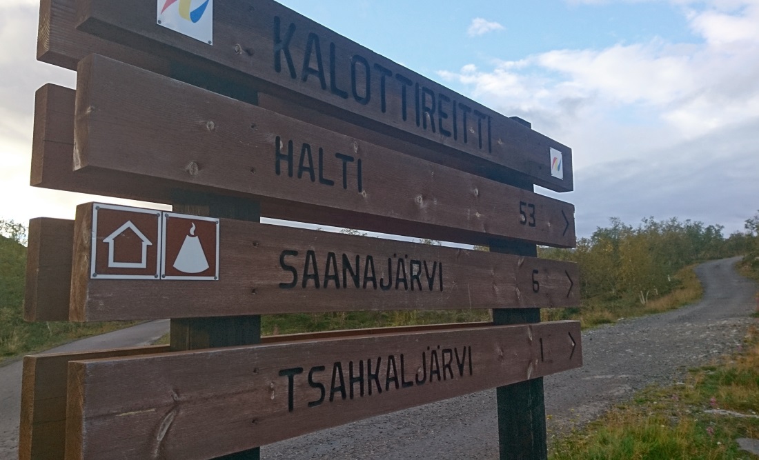 Kalotti trail wooden signpost: Halti 53, Saanajärvi 6, Tsahkaljärvi 1.