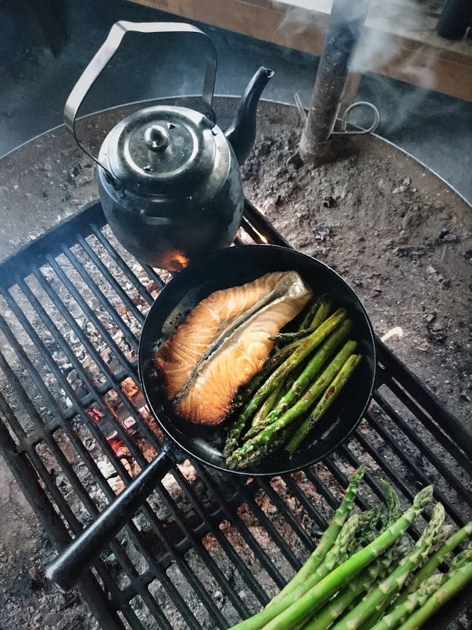 Salmon medallions with asparagus.