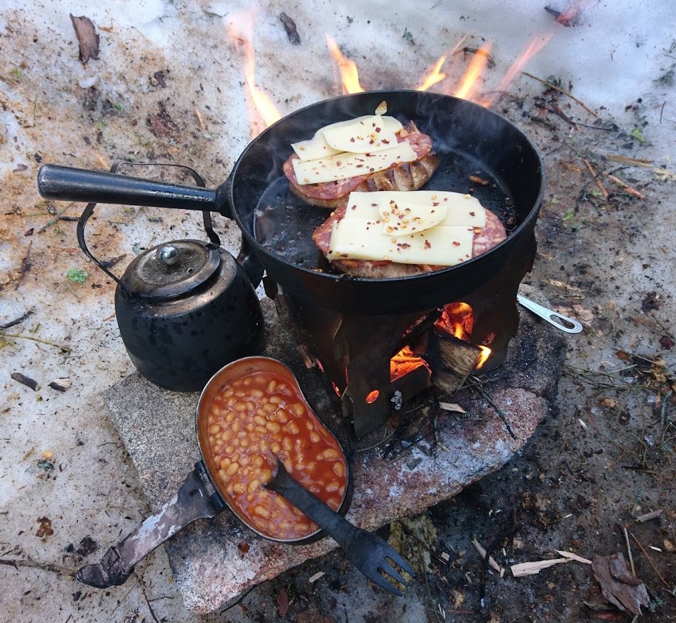 Isomman risukeittimen prototyyppi testissä.