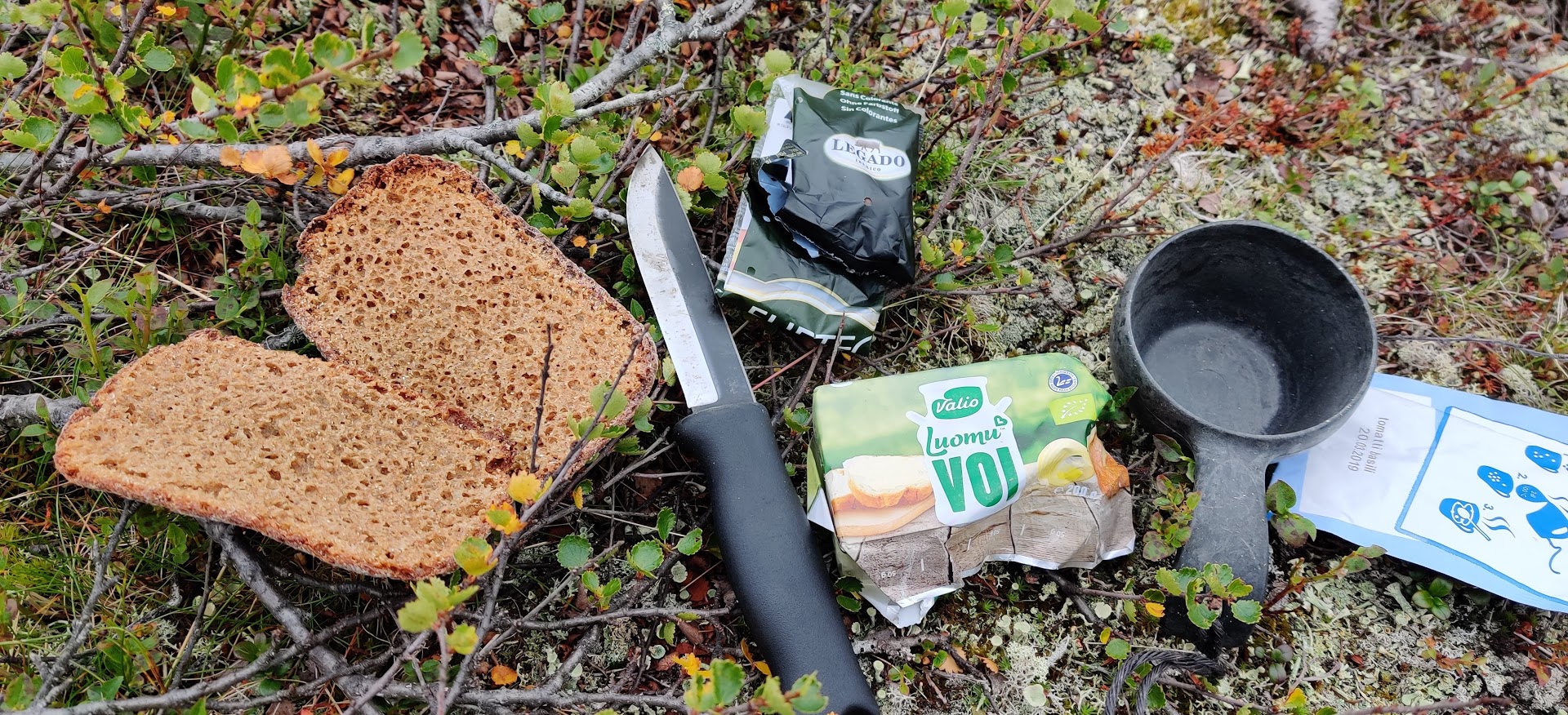 Ruisleipää, voita ja salamia