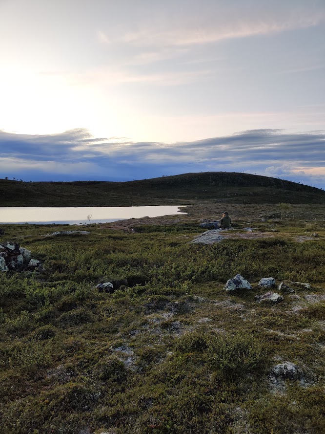Aurinko laskee tunturien taa