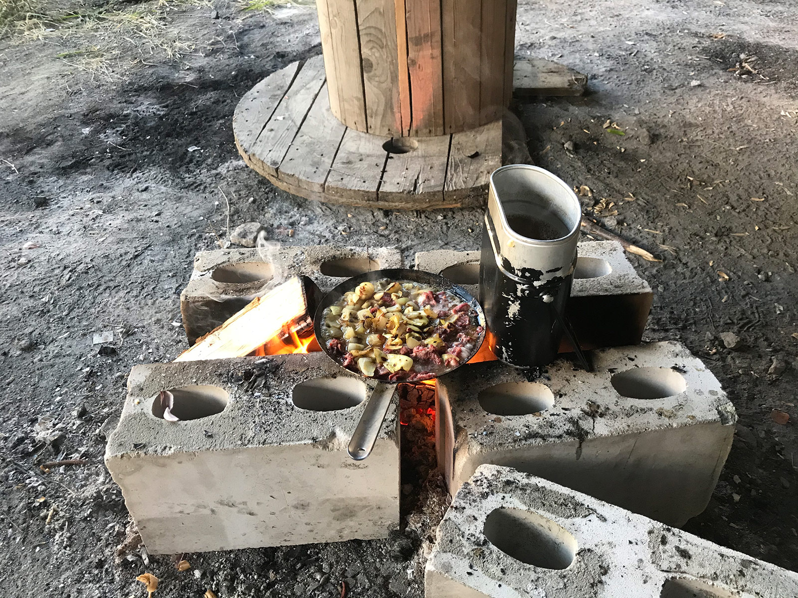 Selviytymispakkauksena toiminut sveitsiläinen pakki oli samalla myös keittoastia