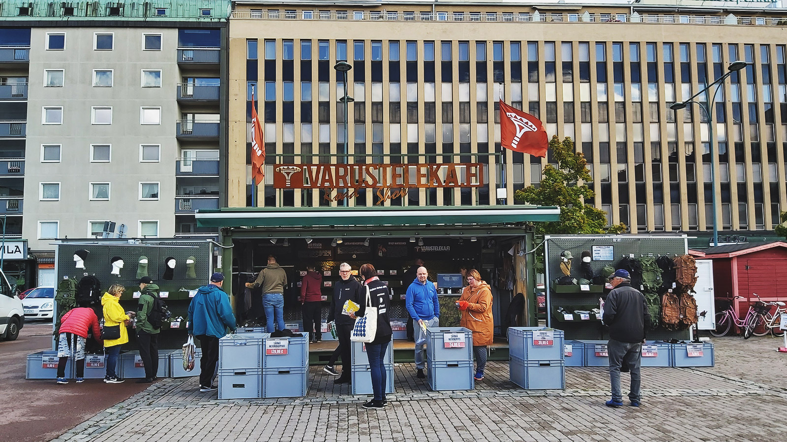 Asiakkaita Varustelekan konttimyymälässä