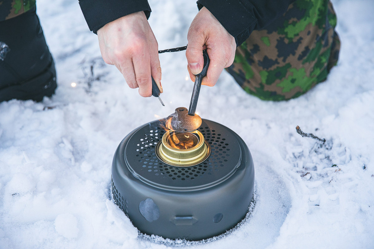 Trangia sytytetään kipinäraudalla