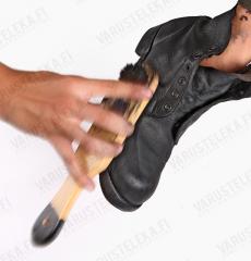 Shoe brush, dual action.