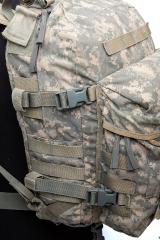 US MOLLE II Assault Pack, Surplus. Compression straps for flattening the pack to size and to secure the zipper of the main compartment.