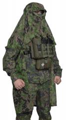 Särmä TST L7 Camouflage Cloak. The front of the cloak does not interfere with fighting gear.