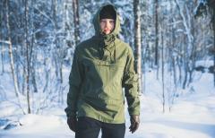 Särmä Windproof Anorak. Model's size 175 / 98 cm, with size Medium anorak worn on top of a sweater.