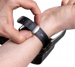 Russian Ratnik 6e4-1 watch, Digiflora. The wristband unlocks by pushing from the sides.