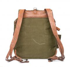 Romanian retro pack, green, surplus. Against the back there's the classic stitching pattern and double thickness fabric meant to stiffen the pack.