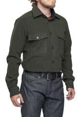 Särmä Wool Field Shirt. Model's measurements 175 / 98 cm (5' 9" / 40'), with size Medum Regular worn.