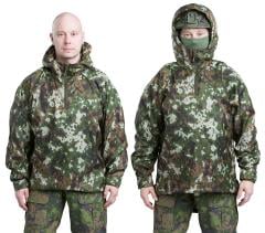 Särmä TST L3 Wind Anorak. Model's height 175 cm, chest circumference 98 cm. Model is wearing the recommended size Medium Regular. On the right model is also wearing a plate carrier and a high cut helmet underneath the anorak.