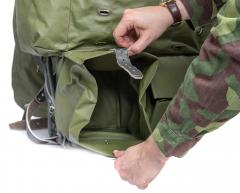 Finnish external frame rucksack, green, surplus. Grade 1. The lower pockets open up towards the user.