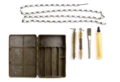 BW G3 Cleaning Kit, 7.62 mm, Surplus. The equipment comes in a plastic box that reveals two brushes that are clipped on the bore chain, a soft brush for spreading oil as well as a bottle for storing that oil.